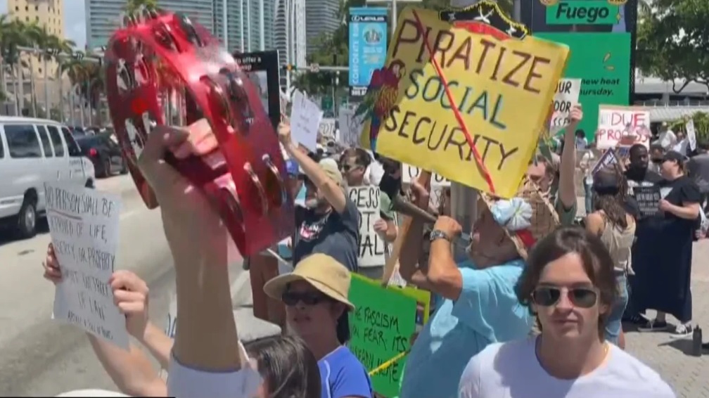 Protestat anti-Trump në SHBA! Mijëra persona i bashkohen tubimeve, në shënjestër edhe Elon Musk