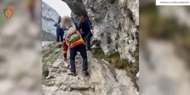 Nënë e bir humbën rrugën duke eksploruar “Shpellën e Pëllumbasit”, policia shpëton 2 turistët gjermanë