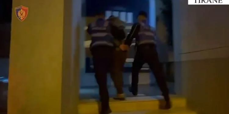 Kërcënoi një grua me armë zjarri, arrestohet 37-vjeçari në Tiranë! Çfarë iu gjet në banesë