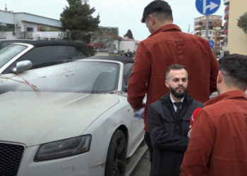 Çudia! Çon makinën për rregullim, mekaniku e përdor dhe bën aksident