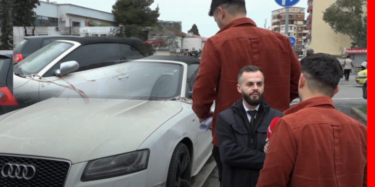 Çudia! Çon makinën për rregullim, mekaniku e përdor dhe bën aksident