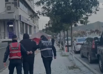 Bëri për spital punonjësen e OSHEE, 38-vjeçari ende në arrati, polica prangos bashkëpunëtorin: E ndihmoi të…(EMRI)