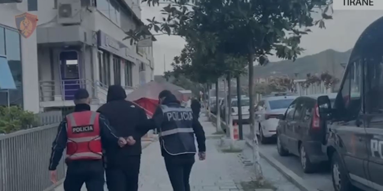 Bëri për spital punonjësen e OSHEE, 38-vjeçari ende në arrati, polica prangos bashkëpunëtorin: E ndihmoi të…(EMRI)
