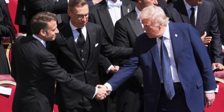 Trump dhe Macron i japin ‘paqen’ njëri tjetrit gjatë ceremonisë mortore të Papa Françeskut