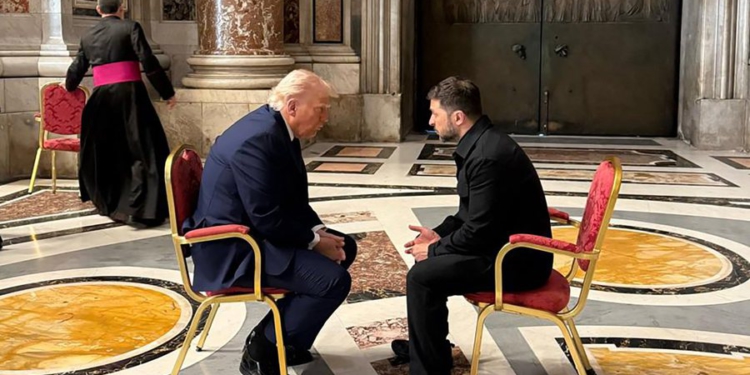 Trump dhe Zelensky flasin kokë më kokë para nisjes së varrimit të Papa Françeskut