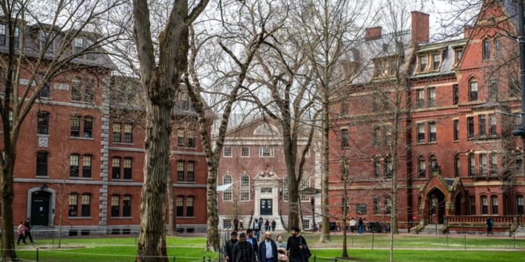 “Harvard” kërcënohet nga administrata amerikane të mos regjistrojë më studentë ndërkombëtarë