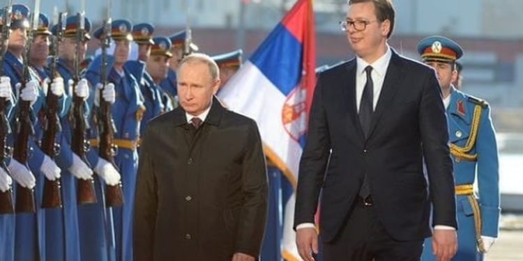 BE “kërcënon” Serbinë: Bllokojmë integrimin nëse Vuçiç shkon në paradën e Putinit