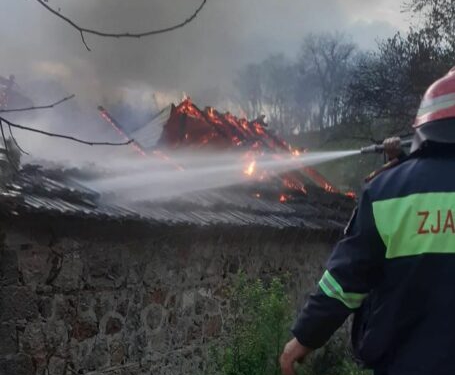 Përfshihet nga flakët një banesë në Kolonjë, zjarrfikësit shpëtojnë 80-vjeçarin