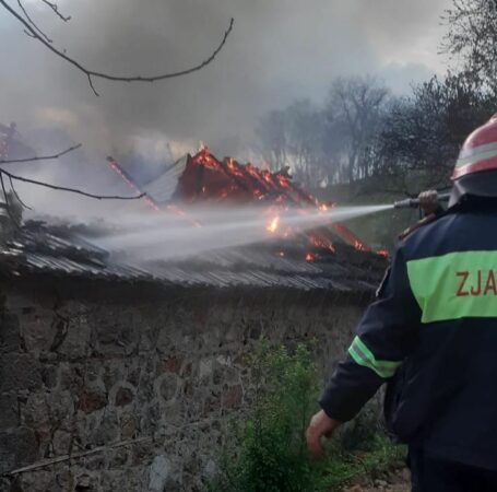 Përfshihet nga flakët një banesë në Kolonjë, zjarrfikësit shpëtojnë 80-vjeçarin