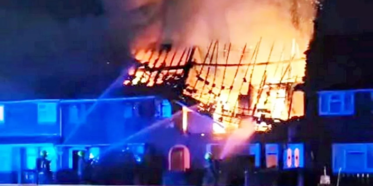 Shkrumbohet nga flakët ‘shtëpia e barit’ në Angli, pësojnë djegie të rënda dy shqiptarë