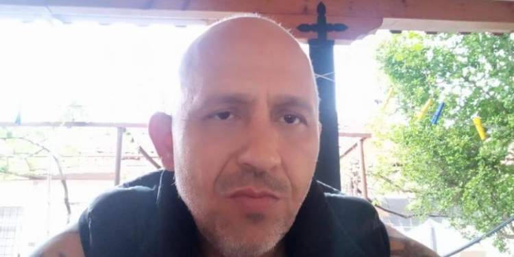 Grabiti shitësen dhe dyshohet se tentoi ta përdhunonte, kush është autori i shpallur në kërkim në Sarandë