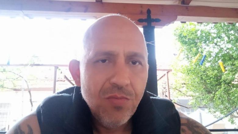 Grabiti shitësen dhe dyshohet se tentoi ta përdhunonte, kush është autori i shpallur në kërkim në Sarandë