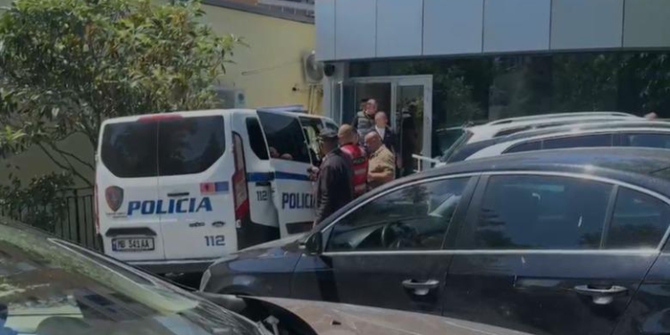 Bllokoi me makinë Renuar Kolën me pretendimin se blinte vota, Gjykata lë në detyrim paraqitje burrin e Elda Hotit dhe shokun e tij