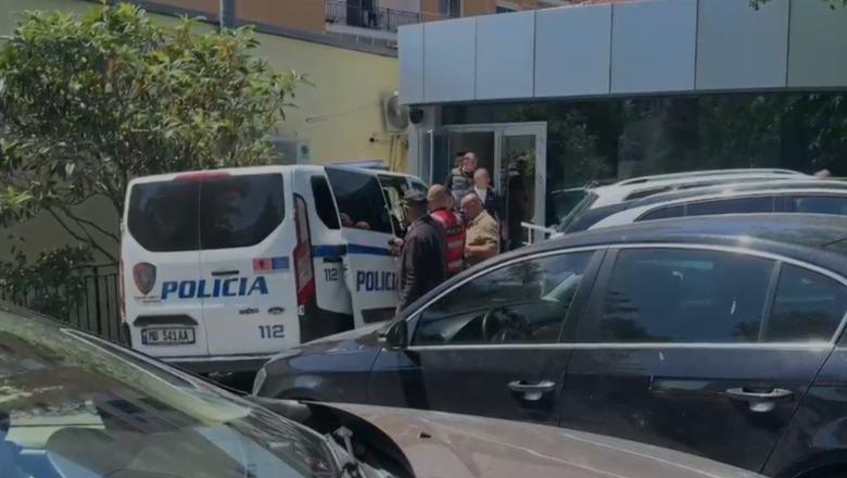 Bllokoi me makinë Renuar Kolën me pretendimin se blinte vota, Gjykata lë në detyrim paraqitje burrin e Elda Hotit dhe shokun e tij