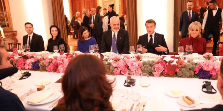 Spiropali publikon foton nga darka e zhvilluar me Macron dhe Zonjën e Parë të Francës: Mbrëmje e veçantë