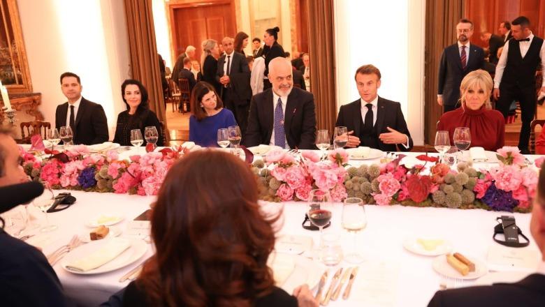 Spiropali publikon foton nga darka e zhvilluar me Macron dhe Zonjën e Parë të Francës: Mbrëmje e veçantë