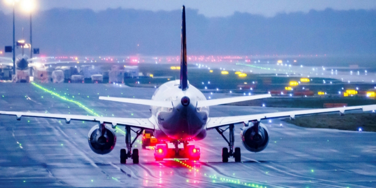 Gjobë për pasagjerët e linjave ajrore që ngrihen përpara se të ndalojë avioni!