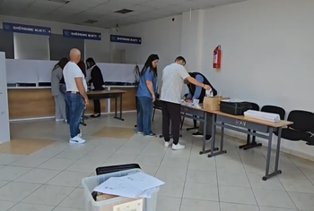 Mungojnë komisionerët, nuk nis procesi i votimit në disa qendra në Ersekë