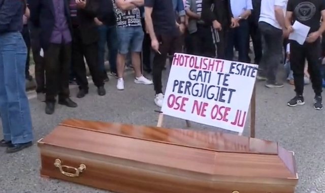 “A ka mundësi të mos hani…”, Murrizi shpërthen ndaj votuesve që protestuan me arkivol, por votuan për PS