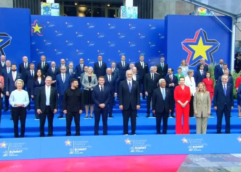 “Samiti, simbol i fuqishëm i afërsisë së rajonit me BE”/ Von der Leyen publikon fotot nga Tirana: Shiu i rrëmbyeshëm nuk e zbehu morali