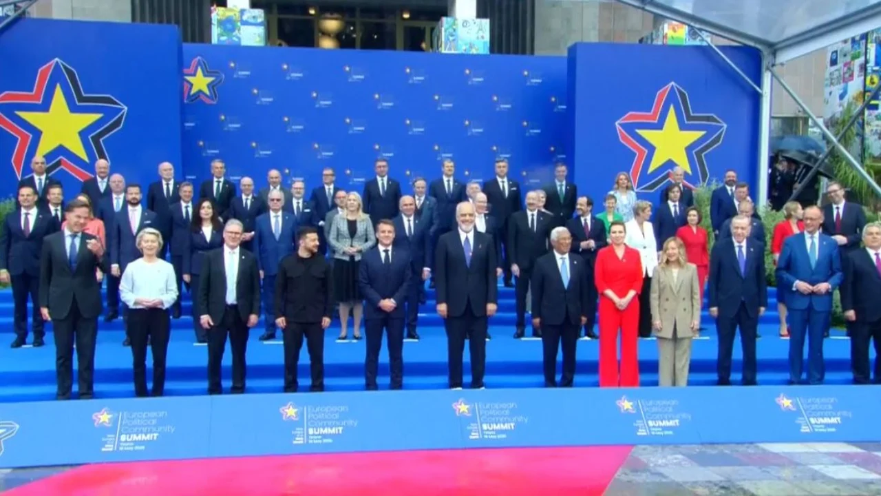 “Samiti, simbol i fuqishëm i afërsisë së rajonit me BE”/ Von der Leyen publikon fotot nga Tirana: Shiu i rrëmbyeshëm nuk e zbehu morali