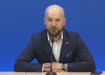 Alfred Lela i “dorëzuar” para mbylljes së votimeve: Ne po luftojmë të mbrojmë dhe by**ët tuaja