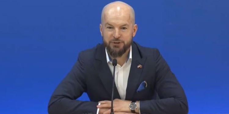Alfred Lela i “dorëzuar” para mbylljes së votimeve: Ne po luftojmë të mbrojmë dhe by**ët tuaja
