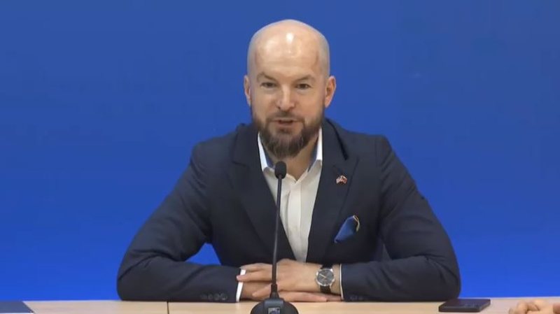 Alfred Lela i “dorëzuar” para mbylljes së votimeve: Ne po luftojmë të mbrojmë dhe by**ët tuaja