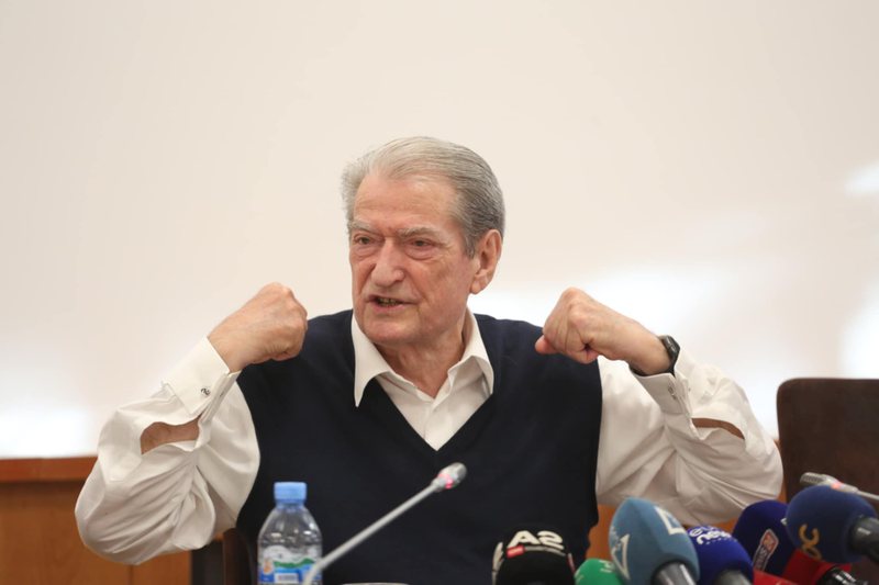 “Ky s’largohet edhe kur humb se ka hall të madh”, Mërtiri:Berisha si faraon, po merr PD-në me vete në varrin politik