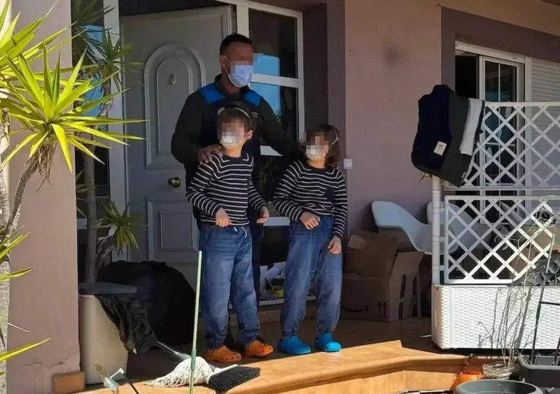 Rasti që ka shokuar rrjetin/ Prindërit mbajnë të mbyllur fëmijët prej 3 vitesh nga frika e COVID-19
