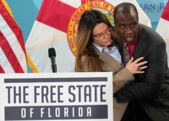 “Ishte momenti im…”/ Senatorja amerikane bie pa ndjenja gjatë konferencës (VIDEO)