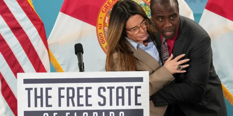 “Ishte momenti im…”/ Senatorja amerikane bie pa ndjenja gjatë konferencës (VIDEO)