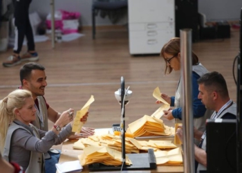 MESAZHET/ ‘Kemi 36 orë pa bukë’, numëruesit e PD ankohen, kandidati i Elbasanit: Po ju sjell byrekë…