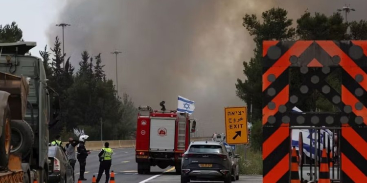 Jeruzalemi në flakë, të rinjtë palestinezë djegin çdo gjë pas urdhrit të Hamasit