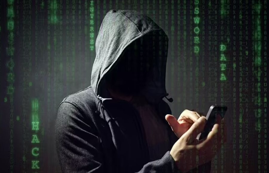 “Përshëndetje nënë!”/ Zbulohet skema e re e mashtrimit në WhatsApp, janë vjedhur më shumë se 500 mijë euro
