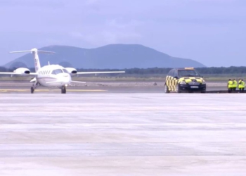 Ulet avioni i parë në aeroportin e Vlorës! Rama, batuta me punonjësin: Ky ishte për deputet në Kosovë…