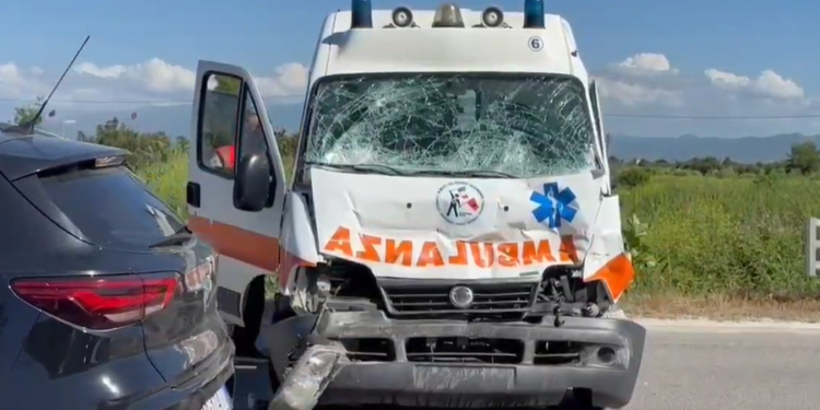 Ambulanca u bë “copash” në Fier, arrestohet shoferi, polici dhe pacienti ende në spital