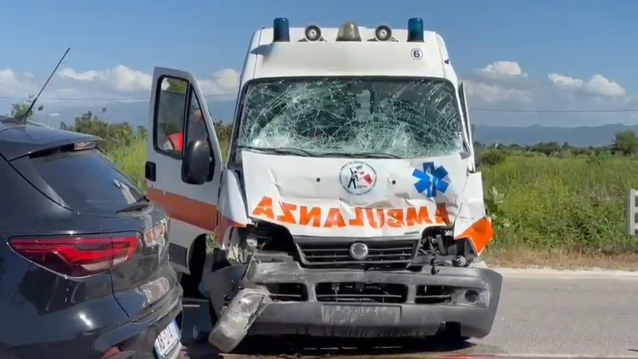 Ambulanca u bë “copash” në Fier, arrestohet shoferi, polici dhe pacienti ende në spital