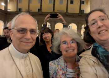 Dalja surprizë e Papës Leoni XIV, i firmos Biblën një vajze të vogël dhe bën foto me besimtarët