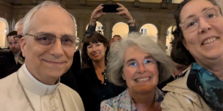 Dalja surprizë e Papës Leoni XIV, i firmos Biblën një vajze të vogël dhe bën foto me besimtarët