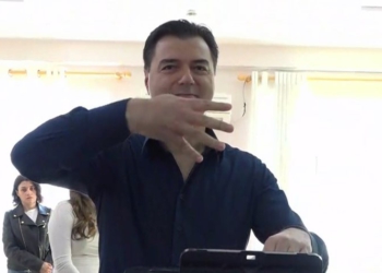 Basha voton me vajzën, thirrje të rinjve: Votoni për të ardhmen tuaj!