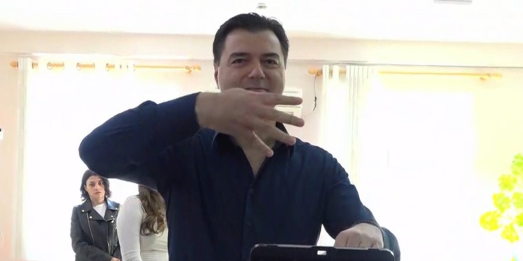 Basha voton me vajzën, thirrje të rinjve: Votoni për të ardhmen tuaj!
