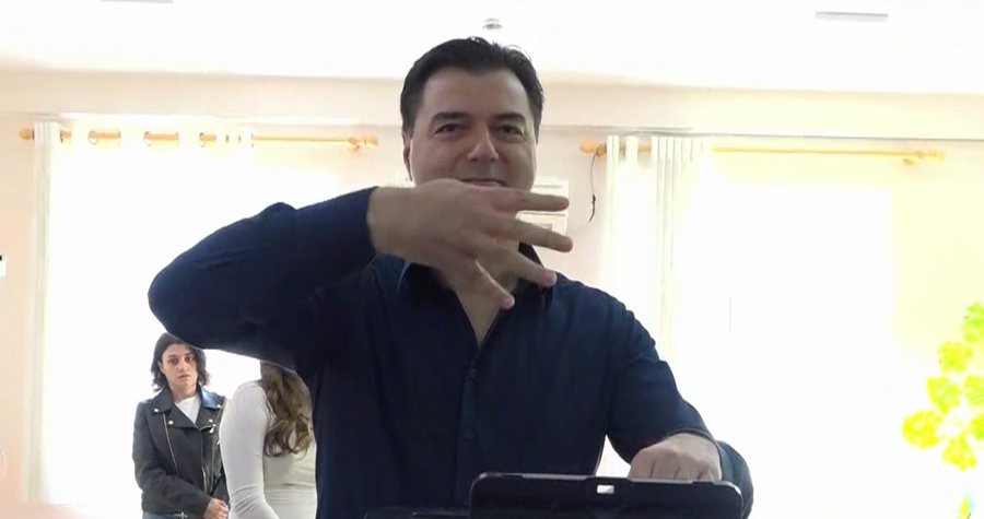 Basha voton me vajzën, thirrje të rinjve: Votoni për të ardhmen tuaj!