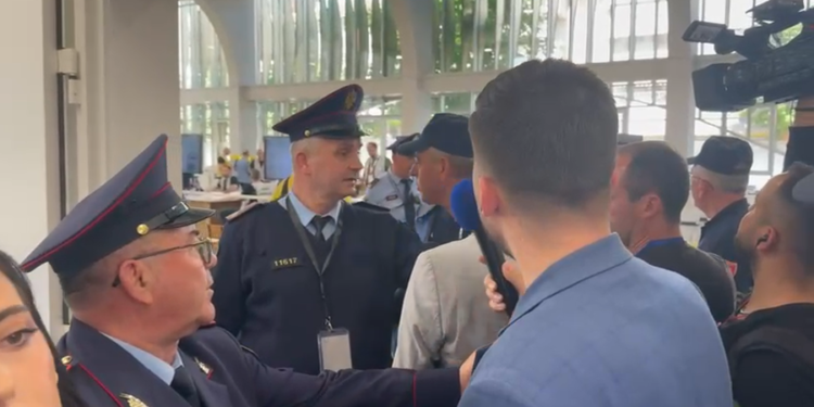 Tensionohet situata te ‘Sami Frashëri’, Policia nxjerr jashtë vëzhguesit dhe mediat