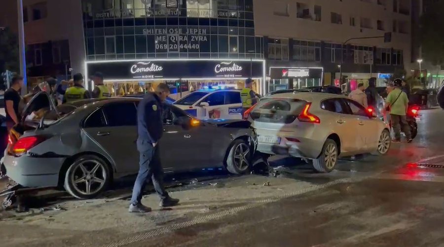 Aksident te “Pallati me Shigjeta”, shoferët rrihen me leva me njëri-tjetrin, dyshohet për të shtëna