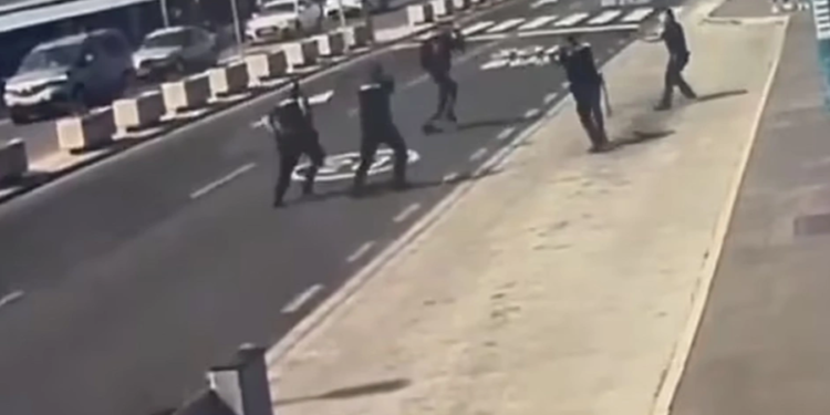 VIDEO / Sulm me thikë në aeroport, policia spanjolle vret 18-vjeçarin në sytë e turistëve