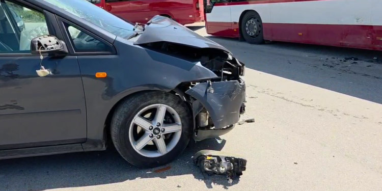 Aksident në Fier, ‘Fordi’ përplaset me autobusin, plagoset drejtuesi i automjetit