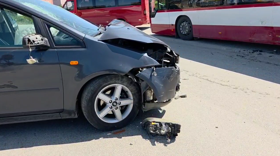 Aksident në Fier, ‘Fordi’ përplaset me autobusin, plagoset drejtuesi i automjetit