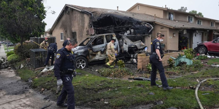 Një avion rrëzohet mbi disa shtëpi në San Diego, raportohet për disa viktima