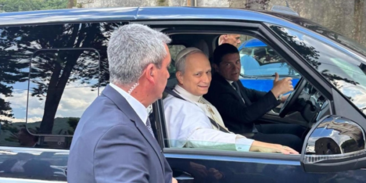 Refuzon Fiat 500 e Françeskut, zbulohet makina që do të mbajë Papa Leoni